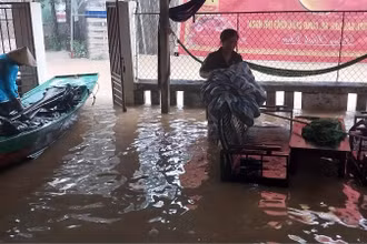 Nước sông Lam tràn vào nhà dân. (Ảnh chụp lúc 7 giờ 30 phút ngày 23/9)