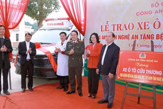 Thiếu tướng Bùi Quang Thanh, Giám đốc Công an tỉnh Nghệ An trao xe cứu thương tặng Bệnh viện Đa khoa khu vực tây nam.