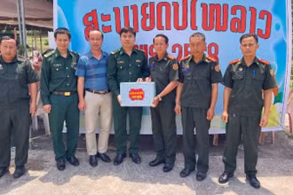 Đồn Biên phòng Cửa khẩu Quốc tế Nậm Cắn (Bộ đội Biên phòng tỉnh Nghệ An) chúc Tết Bunpimay Đại đội Biên phòng 221, Bộ Chỉ huy Quân sự tỉnh Xiêng Khoảng.