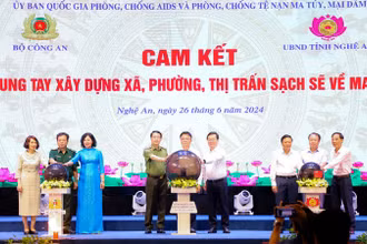Phó Thủ tướng Chính phủ Lê Thành Long; Trung tướng Lê Quốc Hùng, Thứ trưởng Công an và các đại biểu thực hiện nghi thức cam kết chung tay phòng, chống ma túy - Vì một cộng đồng khỏe mạnh, an toàn.