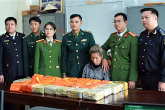 Đối tượng Bounhak SonLi Nhong bị cơ quan chức năng bắt giữ. (Ảnh: Công an Nghệ An)