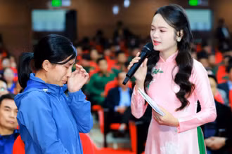 Chị Đậu Thị Xuân (trú xã Nghi Yên, huyện Nghi Lộc) chồng mất, một mình chị đang phải nuôi 3 con nhỏ, trong đó 1 cháu bé bị bệnh phải phẫu thuật nhiều lần nhưng chưa khỏi. 