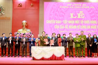 Thiếu tướng Bùi Quang Thanh, Giám đốc Công an tỉnh Nghệ An cùng đại diện lãnh đạo các sở, ngành, địa phương ký biên bản bàn giao chức năng, nhiệm vụ. (Ảnh: CÔNG AN NGHỆ AN)
