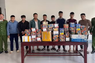 Các đối tượng và tang vật tại cơ quan công an.