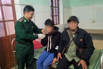 Bác sĩ quân y Lê Anh Đức cứu sống thanh niên V.B.D ăn lá ngón tự tử ngày 12/11 vừa qua.