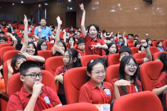 Các em học sinh hào hứng tham gia trả lời các câu hỏi về kiến thức, kỹ năng phòng, chống đuối nước.