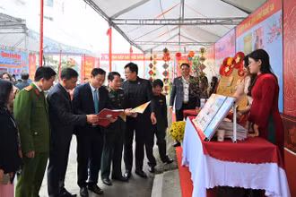Các đại biểu, khách mời tham quan gian trưng bày của Báo Nghệ An.
