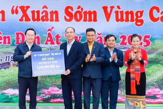 Bí thư Tỉnh ủy Nghệ An Nguyễn Đức Trung trao quà Tết cho người nghèo và kinh phí mua con giống cho hộ nghèo đặc biệt khó khăn huyện Kỳ Sơn để phát triển kinh tế. 