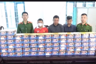 Các đối tượng cùng tang vật bị lực lượng công an an bắt giữ.