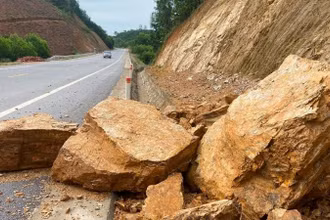 Hiện trường sạt lở vách núi trên tuyến Quốc lộ 7C, đoạn qua xã Giang Sơn Đông, huyện Đô Lương vào ngày 12/5. (Ảnh: VĂN TRƯỜNG)