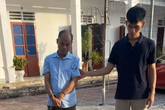 Đối tượng Vũ Trí Lễ (bên trái) tại cơ quan công an.
