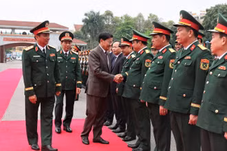 Cán bộ, chiến sĩ lực lượng vũ trang Quân khu 4 chào đón Tổng Bí thư Đảng Nhân dân Cách mạng Lào, Chủ tịch nước Lào Thongloun Sisoulith.