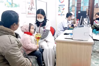 Mỗi ngày, Bệnh viện Sản-Nhi Nghệ An thăm khám cho khoảng 600 bệnh nhi.
