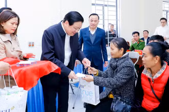 Bí thư Trung ương Đảng, Trưởng ban Nội chính Trung ương Phan Đình Trạc tặng quà Tết tới các hộ nghèo, hộ cận nghèo, đặc biệt khó khăn của xã Lượng Minh, huyện Tương Dương. Ảnh: PHẠM BẰNG