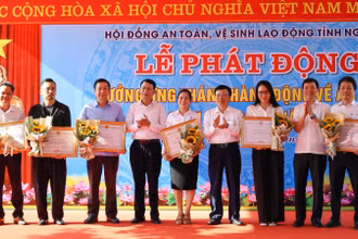 Phó Chủ tịch Ủy ban nhân dân tỉnh Nghệ An Bùi Đình Long trao Bằng khen của Ủy ban nhân dân tỉnh cho 6 tập thể có thành xuất sắc trong công tác an toàn vệ sinh lao động năm 2024.