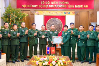 Đoàn công tác Bộ Chỉ huy Quân sự tỉnh Hủa Phăn tặng quà, chúc Tết Nguyên đán Ất Tỵ 2025 cán bộ, chiến sĩ Bộ đội Biên phòng tỉnh Nghệ An.