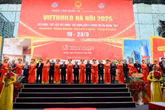 Các đại biểu thực hiện nghi lễ cắt băng khai mạc Triển lãm Vietbuild 2025 lần thứ nhất.