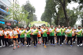 Các đồng chí lãnh đạo, đại biểu tham dự chạy khởi động đường đua Ngày chạy Olympic - Vì an ninh Tổ quốc. (Ảnh: THẾ DƯƠNG)