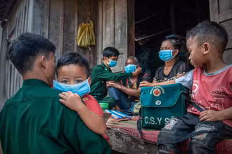 Cán bộ, chiến sĩ Đồn Biên phòng Sê Rê Pốk tuyên truyền, vận động nhân dân cách phòng, chống dịch bệnh.