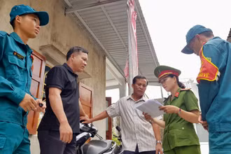 Lực lượng chức năng tuyên truyền cho ngư dân hiểu về các quy định pháp luật trên biển 