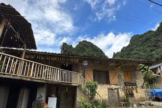 Ngôi nhà sàn bằng đá ở Khuổi Ky. (Ảnh: THI PHONG)