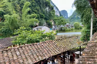 Một góc của làng đá nhìn ra dòng Khuổi Ky. (Ảnh: THI PHONG)