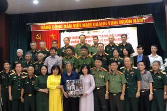 Bảo tàng phụ nữ Việt Nam tiếp nhận ảnh phục dựng chân dung 10 nữ liệt sĩ dân quân Lam Hạ.