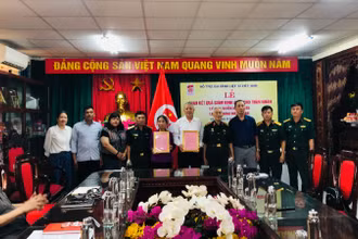 Đại diện Hội Hỗ trợ gia đình liệt sĩ Việt Nam và các cơ quan chức năng chụp ảnh lưu niệm cùng thân nhân liệt sĩ.