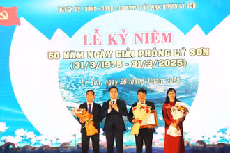 Chủ tịch Ủy ban nhân dân tỉnh Quảng Ngãi Nguyễn Hoàng Giang trao Bằng khen của Ủy ban nhân dân tỉnh tặng Đảng bộ, chính quyền và nhân dân huyện Lý Sơn đã có thành tích xuất sắc trong xây dựng và phát triển huyện Lý Sơn.