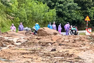 Sạt lở trên đèo Vi-ô-lắc thuộc Quốc lộ 24 đoạn qua huyện miền núi Ba Tơ (Quảng Ngãi), với hàng nghìn mét khối đất đá tràn xuống đường. 