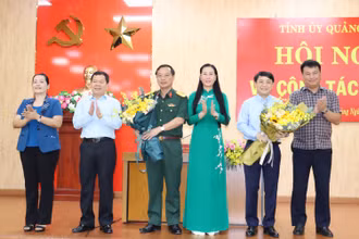 Thường trực Tỉnh ủy Quảng Ngãi tặng hoa chúc mừng đồng chí Hà Hoàng Việt Phương và đồng chí Trần Thế Phan. 