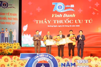 Trao tặng danh hiệu "Thầy thuốc Ưu tú" cho 3 bác sĩ, dược sĩ thuộc ngành Y tế tỉnh Quảng Ngãi.