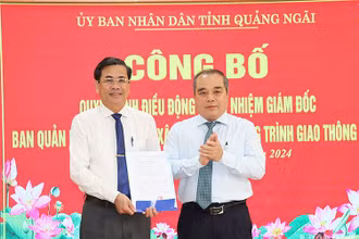 Lãnh đạo Ủy ban nhân dân tỉnh Quảng Ngãi trao Quyết định điều động và bổ nhiệm đồng chí Ngô Văn Dụng giữ chức Giám đốc Ban Ban Quản lý đầu tư xây dựng các công trình giao thông tỉnh Quảng Ngãi.