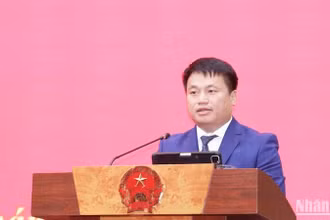 Phó Bí thư Thường trực Tỉnh ủy, Trưởng Đoàn đại biểu Quốc hội tỉnh Quảng Ngãi Đặng Ngọc Huy phát biểu tại lễ bế giảng.