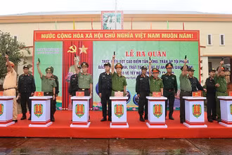 Lãnh đạo Công an tỉnh Quảng Ngãi và đại diện các lực lượng thực hiện nghi thức phát lệnh ra quân cao điểm tấn công trấn áp tội phạm dịp Tết Nguyên đán Ất Tỵ.