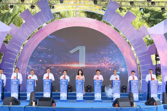 Ấn nút khai mạc Hội chợ triển lãm sản phẩm tiêu biểu của doanh nghiệp các tỉnh Tây Nguyên-Duyên hải miền trung và Thành phố Hồ Chí Minh năm 2023.