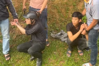 2 nghi phạm bắn 2 nữ lao công khi đang quét rác trong đêm bị lực lượng chức năng bắt giữ tại huyện miền núi Ba Tơ (Quảng Ngãi). 