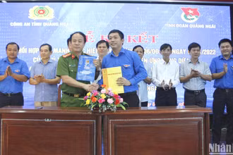 Lãnh đạo Công an tỉnh Quảng Ngãi và Tỉnh đoàn Quảng Ngãi ký kết kế hoạch phối hợp đẩy mạnh thực hiện Đề án 06. 