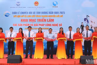 Lãnh đạo tỉnh Quảng Ngãi, các sở ngành và đại diện doanh nghiệp cắt băng khai mạc triển lãm sản phẩm và giải pháp công nghệ số. 