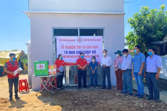 Bàn giao nhà tình thương cho hộ nghèo huyện Sơn Tịnh (Quảng Ngãi) từ nguồn tài trợ của Hội Chữ thập đỏ tỉnh Bà Rịa-Vũng Tàu.