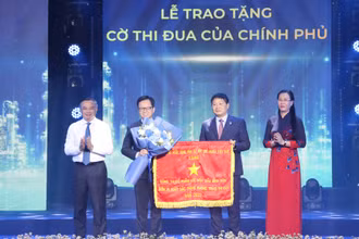 Lãnh đạo Tập đoàn Dầu khí Việt Nam và tỉnh Quảng Ngãi trao Cờ thi đua của Chính phủ cho lãnh đạo BSR. 