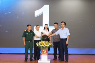 Lãnh đạo tỉnh Quảng Ngãi và đơn vị cung cấp phần mềm thực hiện nghi thức khai trương phần mềm Sổ tay đảng viên điện tử .
