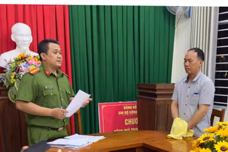Công an huyện Tư Nghĩa (Quảng Ngãi) tống đạt quyết định khởi tố bị can, lệnh bắt tạm giam 3 tháng đối với bị can Phan Thượng Mỹ. ( Ảnh: Công an huyện Tư Nghĩa cung cấp)