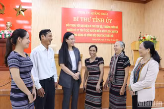 Bí thư Tỉnh ủy Quảng Ngãi Bùi Thị Quỳnh Vân thăm hỏi đời sống bà con vùng miền núi.