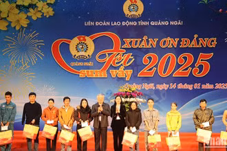 Phó Thủ tướng Thường trực Chính phủ Nguyễn Hòa Bình và Bí thư Tỉnh ủy Quảng Ngãi Bùi Thị Quỳnh Vân tặng quà tết cho công nhân, người lao động có hoàn cảnh khó khăn.