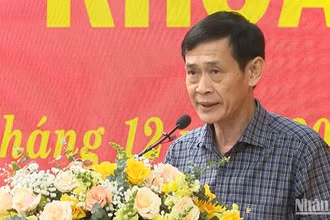 Phó Chủ nhiệm Thường trực Ủy ban Kiểm tra Tỉnh ủy Quảng Ngãi Lê Văn Huy trình bày báo cáo tóm tắt kết quả thực hiện nhiệm vụ kiểm tra, giám sát và thi hành kỷ luật của Đảng bộ tỉnh năm 2024. 
