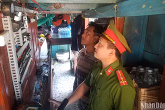 Lực lượng Cảnh sát phòng cháy chữa cháy và cứu hộ cứu nạn Công an tỉnh Quảng Ngãi kiểm tra, hướng dẫn ngư dân bảo đảm các điều kiện về an toàn phòng cháy, chữa cháy khi neo đậu tại cảng cá.