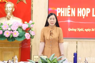 Đồng chí Bùi Thị Quỳnh Vân, Ủy viên Trung ương Đảng, Bí thư Tỉnh ủy, Chủ tịch Hội đồng nhân dân tỉnh Quảng Ngãi phát biểu kết luận tại phiên họp.