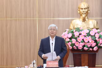 Đồng chí Đỗ Văn Chiến, Ủy viên Bộ Chính trị, Bí thư Trung ương Đảng, Chủ tịch Ủy ban Trung ương Mặt trận Tổ quốc Việt Nam phát biểu kết luận tại buổi làm việc với Ban Thường vụ Tỉnh ủy Quảng Ngãi.