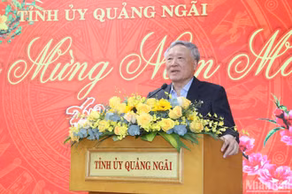 Đồng chí Nguyễn Hòa Bình, Ủy viên Bộ Chính trị, Bí thư Trung ương Đảng, Chánh án Tòa án nhân dân tối cao phát biểu tại buổi gặp mặt.
